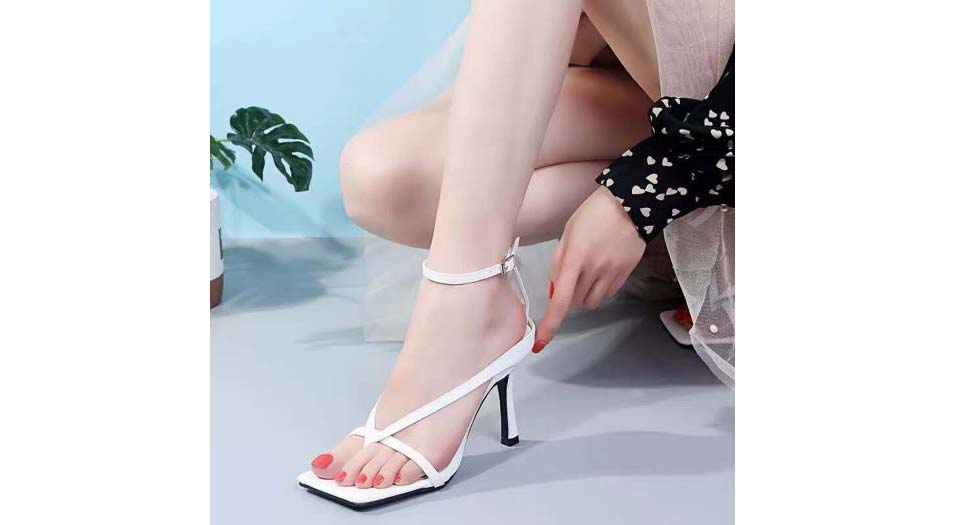 Một số mẫu dép kẹp cách điệu cao gót có phần đế tiếp xúc mặt đất quá nhỏ
