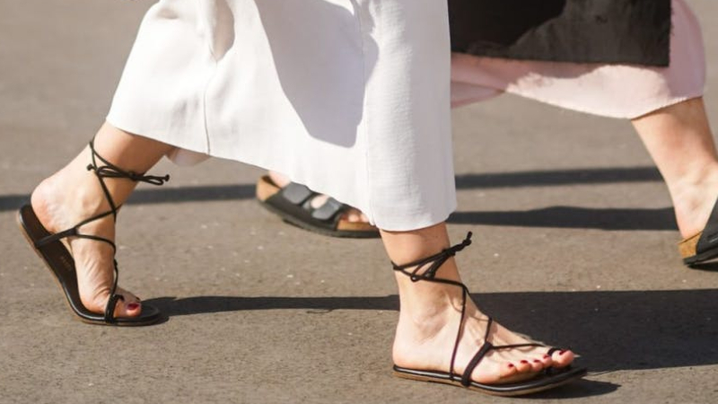 Mua dép kẹp nữ vừa ôm chân sẽ giúp quá trình di chuyển dễ dàng hơn